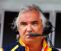 Renault schaltet die Justiz ein - Wehrt sich gegen die Vorwürfe: Renault-Teamchef Flavio Briatore