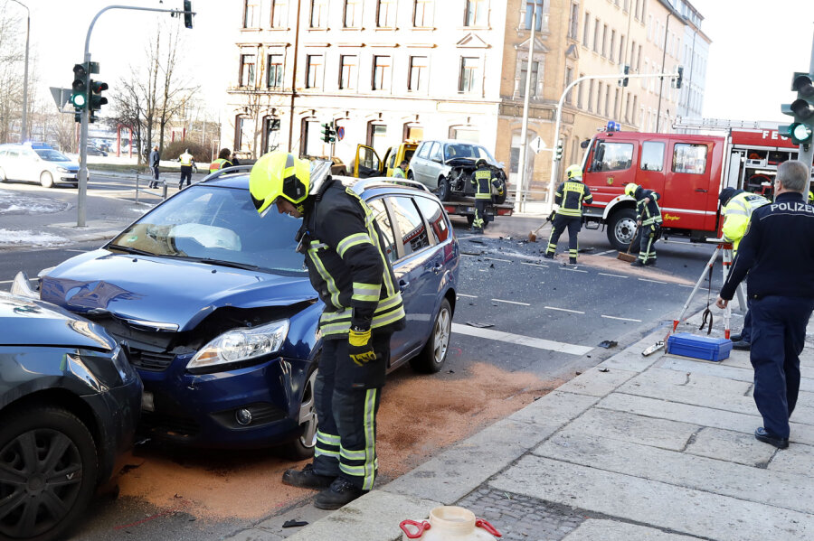 Renaultfahrerin bei Unfall mit drei Autos schwer verletzt - 
