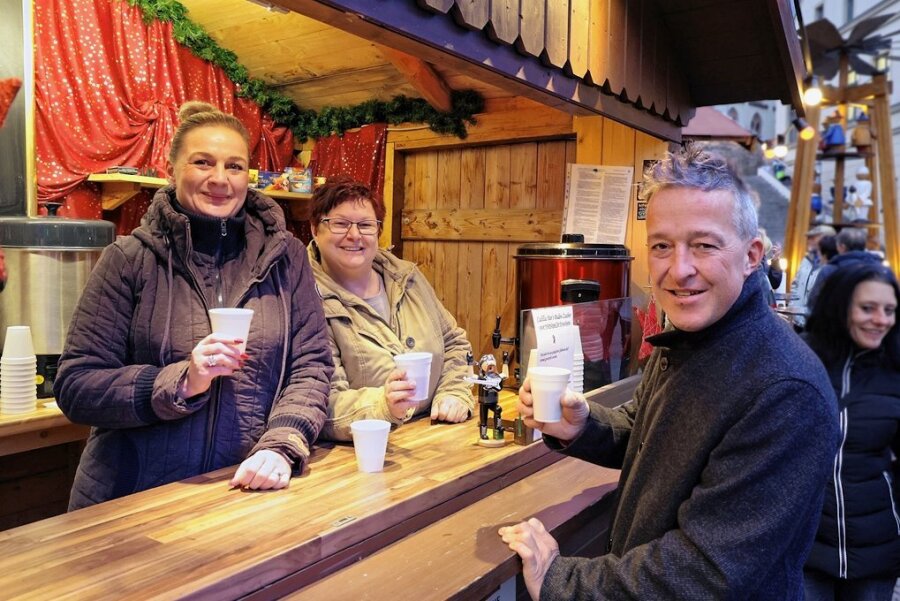 Rene Jacobi aus Meerane: Barkeeper mit vielen Schutzengeln - Rene Jacobi bei seinen Mitarbeiterinnen Jane Liebisch (links) und Sylvia Dietz auf dem Weihnachtsmarkt in Meerane.