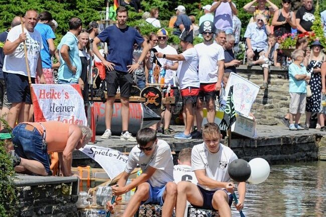 Rennen der Wasserkisten geht in die zweite Runde - Zwölf kreative Kisten gingen im Sommer 2022 zu Wasser des Gondelteiches. Die Organisatorin hofft heuer auf ähnlich viele Teams. 