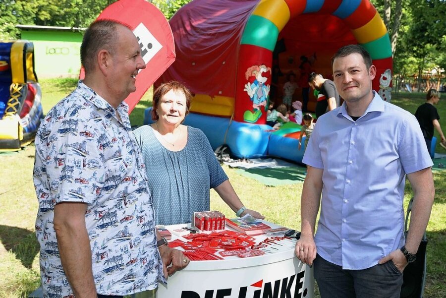 Rennen ums Zwickauer Landratsamt: Diese Strategien verfolgen die Kandidaten im Wahlkampf - Alexander Weiß' (Linke, rechts) Wahlkampf führte ihn am Freitag zu einem Kinderfest nach Werdau. 