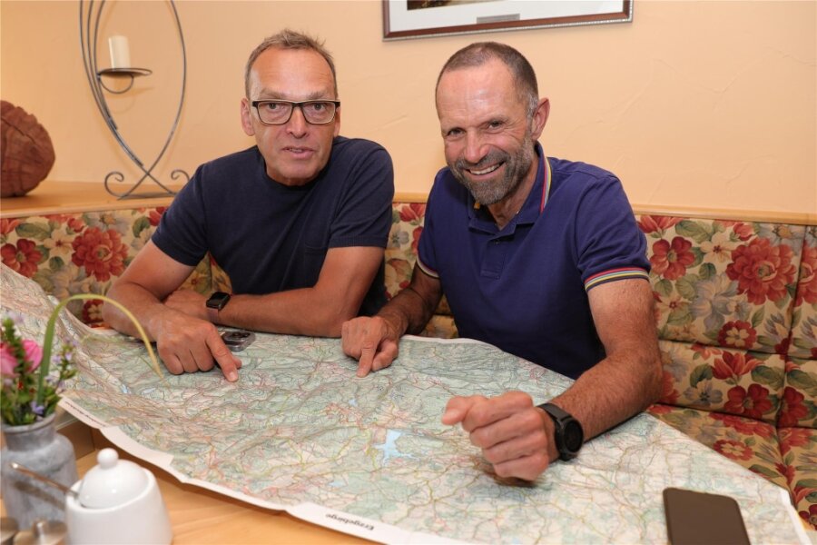 Rennrad-Abenteuer im Erzgebirge: Mit Ex-Radprofis Olaf Ludwig und Mario Kummer auf Tour - Olaf Ludwig (links) und Mario Kummer bereiten die nächste Tour vor.