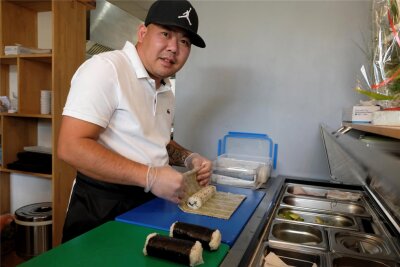 Renommierter Sushi-Chef arbeitet jetzt in Reichenbach - Nam Nguyen Thien, der zuletzt als Sushi-Chef in einem Gourmet-Restaurant gearbeitet hat, hat diese Woche das Sakura Asian Dining & Sushi in Reichenbach eröffnet.