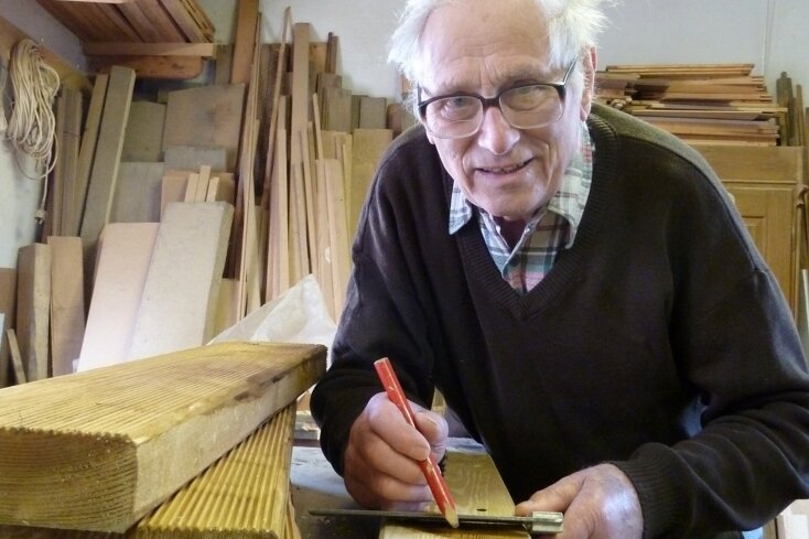Adolf Scholz bereitet die Holzteile vor.