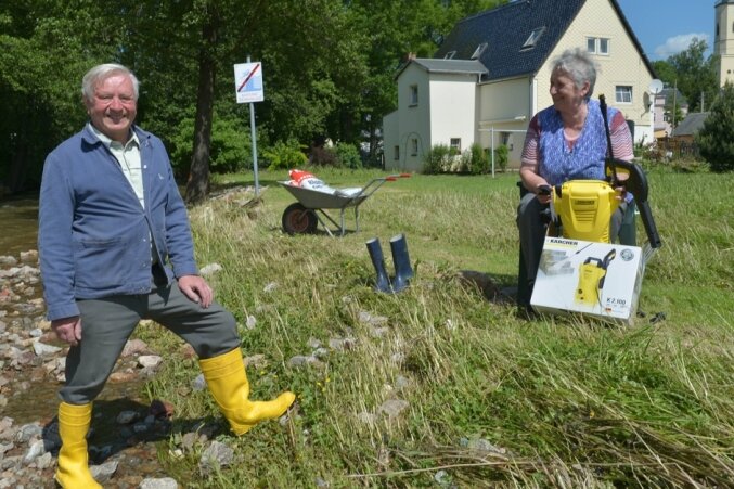 Rentner-Ehepaar dreimal Opfer der Flut - Das Grundstück von Erna und Klaus Klemm an der Hauptstraße in Niederbobritzsch wurde erneut vom Hochwasser heimgesucht. Das Paar hat ein Reinigungsgerät und Pflanzerde gekauft, um Ordnung zu schaffen.