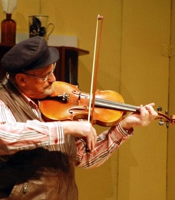 Rentner Kalweit sorgt wieder für gute Laune - 
              <p class="artikelinhalt">Der 86-jährige Herbert Köfer spielte bei seinem Auftritt im Theater Bad Elster auch auf der Geige.</p>
              <p class="artikelinhalt" />
            