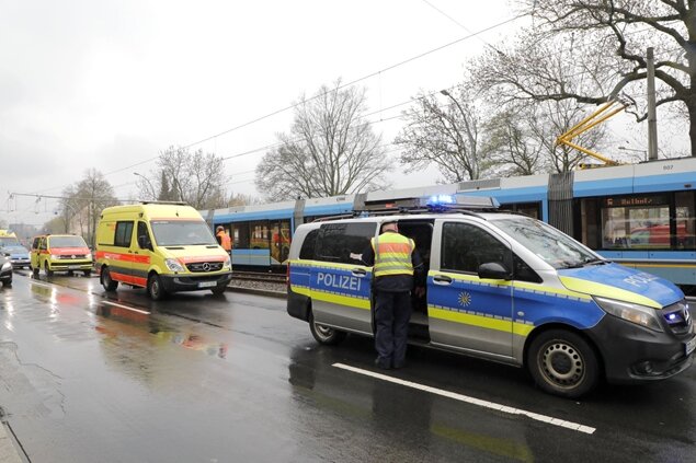 Rentner stirbt bei Straßenbahnunfall - Zu einem tödlichen Verkehrsunfall kam es am Montag in Chemnitz.