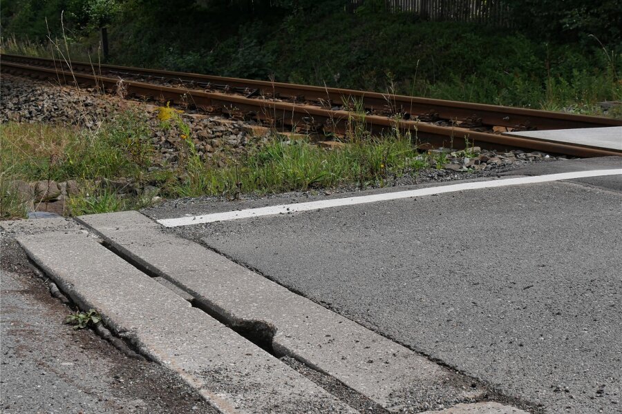 Reparatur am Bahnübergang Grünbach notwendig - Die Schäden an der Entwässerungsrinne müssen bis Ende Oktober beseitigt werden.