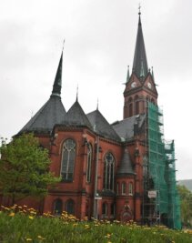 Bauarbeiten am Dach der Roten Kirche in Aue