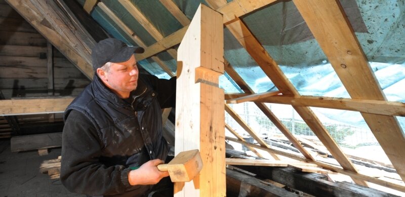 Reparatur des Kirchendaches hat begonnen - 
              <p class="artikelinhalt">Zimmermann Olaf Gerth von der Firma Rühlig Bau Limbach-Oberfrohna hat begonnen, die Balken im Dachstuhl der Stadtkirche zu erneuern. Vor rund sechs Wochen war hier ein Skoda gelandet.</p>
            
