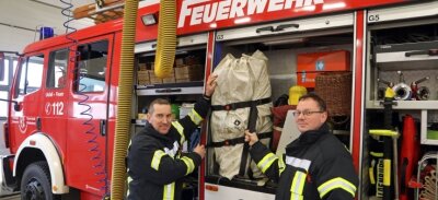 Reparatur kostet 19.000 Euro - Das Hilfeleistungslöschfahrzeug muss von René Tischendorf (links) und André Landgraf in die Werkstatt geschickt werden. 