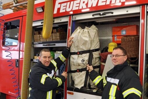Das Hilfeleistungslöschfahrzeug muss von René Tischendorf (links) und André Landgraf in die Werkstatt geschickt werden. 