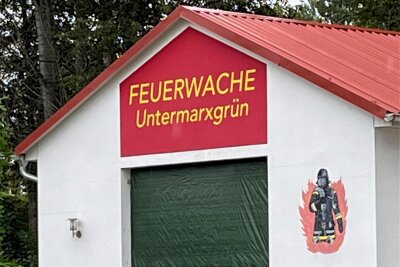 Reparatur von kaputtem Feuerwehrtor dauert - Provisorisch verschlossen ist das Feuerwehrhaus Untermarxgrün: Es wurde am 31. Juli bei einem Unfall beschädigt.