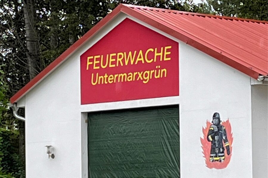 Reparatur von kaputtem Feuerwehrtor dauert - Provisorisch verschlossen ist das Feuerwehrhaus Untermarxgrün: Es wurde am 31. Juli bei einem Unfall beschädigt.