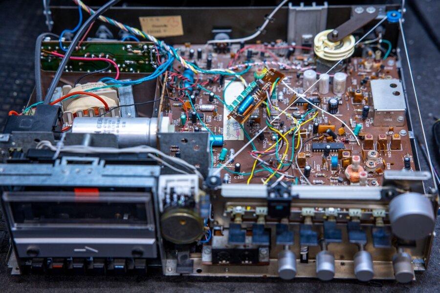 Reparaturbonus in Sachsen: So viel Geld steckt noch im Topf - Eine Platine mit elektronischen Bauteilen in einer Musikanlage wird in einer Werkstatt repariert.