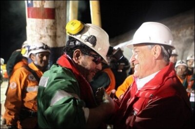 REPORTAGE: Freude über die Rückkehr - Angst vor der Rückkehr - Nach der Rettung der 33 Bergleute herrscht in Chile Feierlaune. Doch bei einigen Angehörigen schleicht sich die Angst ein, ihre Lieben, um deren Leben sie fast zehn Wochen lang gebangt haben, könnten wieder in die Mine einfahren. Das Foto zeigt den als letzten geretteten Bergmann Luis Urzúa (l.), der von Chiles Präsident Sebastián Piñera beglückwünscht wird.
