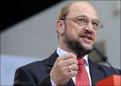 REPORTAGE: Im Europaparlament sind die Karten neu gemischt - Martin Schulz war die Niederlage ins Gesicht geschrieben. Das sei ein "ganz bitterer Abend" für die Sozialdemokratie in Europa, kommentierte der Europaabgeordnete und Spitzenkandidat der SPD das Ergebnis der Europawahl.