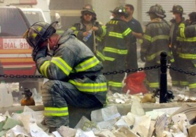 REPORTAGE: Viele 9/11-Überlebende sind traumatisiert - Überlebende der El-Kaida-Anschläge in den USA vor zehn Jahren gehen sehr unterschiedlich mit ihren Erfahrungen um, viele leiden an posttraumatischen Belastungsstörungen (PTBS). Den New Yorker Behörden zufolge leiden oder litten mindestens 10.000 Feuerwehrmänner, Polizisten und Zivilisten als Folge der Anschläge an PTBS. (Archivfoto)