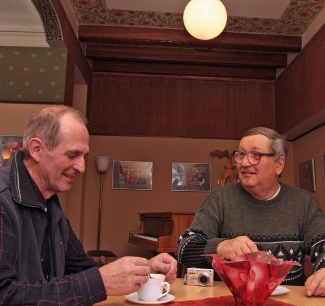 Gottfried Freyer und Wolfgang Beier gönnen sich im Herrenzimmer einen Kaffee.