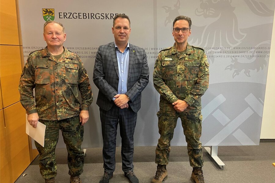 Repräsentant der Bundeswehr im Erzgebirgskreis verabschiedet - Landrat Rico Anton (M.), Oberstleutnant d. R. Ulf Mothes (l.) und sein Nachfolger, Oberstleutnant d. R. Falk Haude.