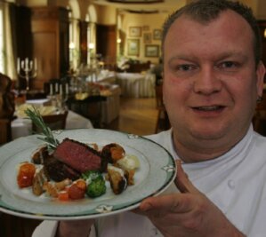 Restaurantküche erhält gute Noten - 
              <p class="artikelinhalt">Markus Jost ist seit reichlich sieben Jahren Küchenchef im Hotel „Drei Schwanen“ in Hohenstein-Ernstthal. </p>
            