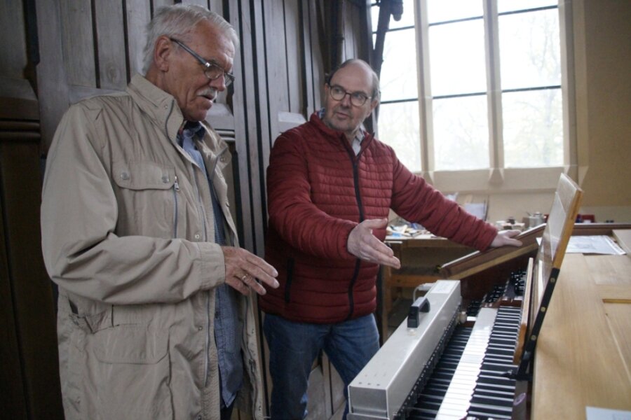 Restaurierte Walcker-Orgel feiert Premiere - Helmut Lange (links) und Gabriel Püschmann freuen sich am neuen Spieltisch auch über die historisch nachgebildete Nachbildung der Beschilderungen. 