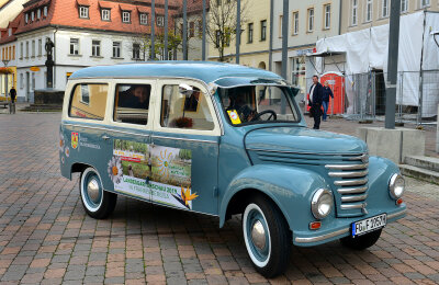 Restaurierter Framo-Bus an Gartenschau-Gesellschaft übergeben - 