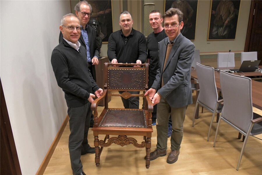 Restauriertes Möbelstück kehrt nach Deutschand-Tour nach Freiberg zurück - Kanzler Jens Then und Prof. Edwin Kroke (v. v. l) erhalten ihren aufgearbeiteten Stuhl zurück.