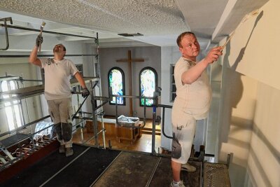 Restaurierung der Ellefelder Kirche ist in den letzten Zügen - Rene Ebert (links) und Chris Laßmann von der Malerwerkstatt Groß haben die Kirche gestrichen. 
