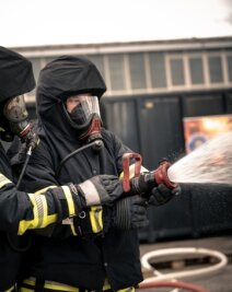 Retten lernen - Feuerwehren bilden sich weiter - Voller Einsatz der Feuerwehrkameraden an der Realbrand-Ausbildungsanlage.
