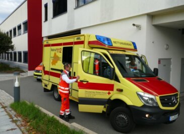 Retter hoffen auf neue Straßenmeisterei - Mit ihrem Rettungswagen kommen Mirko Dietze (links) und Cornelius Dostmann an der Notaufnahme des Zschopauer Klinikums an. Im Sommer ist dies in der Regel kein Problem. 