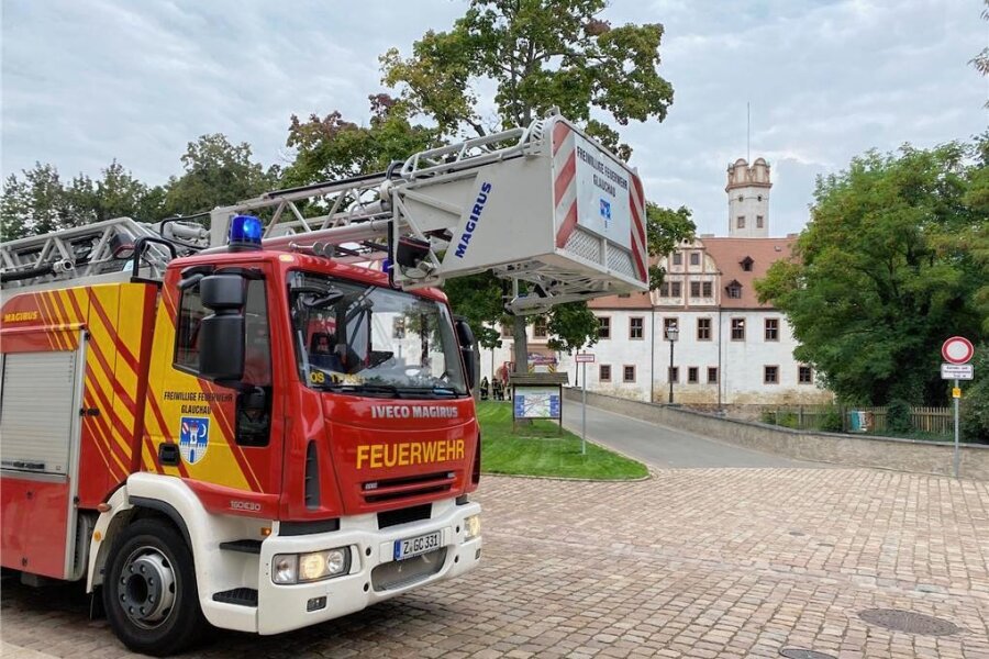 Retter präsentieren sich in Glauchau - Das Herzstück der Technik in der Glauchauer Feuerwehr ist die Drehleiter.
