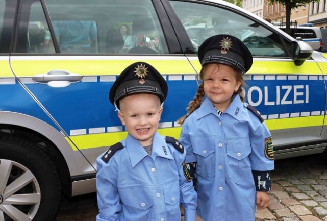 Lasse (2) und Lia (3): Früh übt sich, wer Polizist werden will.