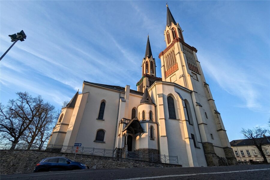 Rettung des Nordturms der Oelsnitzer Jakobikirche: Neuer Verein erhält Spende - Die Oelsnitzer Stadtkirche St. Jakobi, aufgenommen während des Sonnenuntergangs.