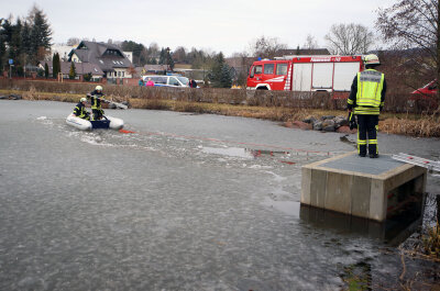Rettung in Oberlungwitz: 19-Jähriger mit Rad auf Teich eingebrochen - Bei der Rettungsaktion kam ein Schlauchboot zum Einsatz.