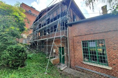 Rettung in Sicht: Bauarbeiten am Heimat- und Bergbaumuseum Reinsdorf gestartet - Baugerüste am Bad- und Mannschaftgebäude sind nötig, damit die Sanierungsarbeiten durchgeführt werden können.