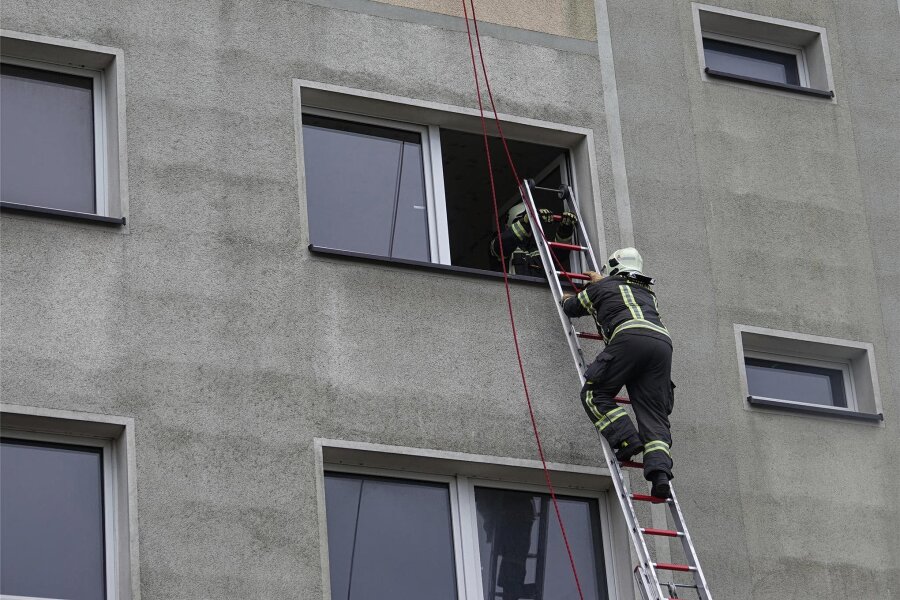 Rettung über Feuerwehrleiter: Einsatz in Neuplanitz war nur Übung - Feuerwehr-Rettungsübung in Neuplanitz. Über die ans Haus angelegte Leiter geht es zur Wohnung in der vierten Etage.
