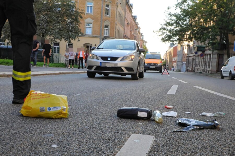 Rettungseinsatz in Chemnitz: Fußgängerin schwer verletzt - Die Fußgängerin wurde offenbar beim rückwärts Einparken übersehen.
