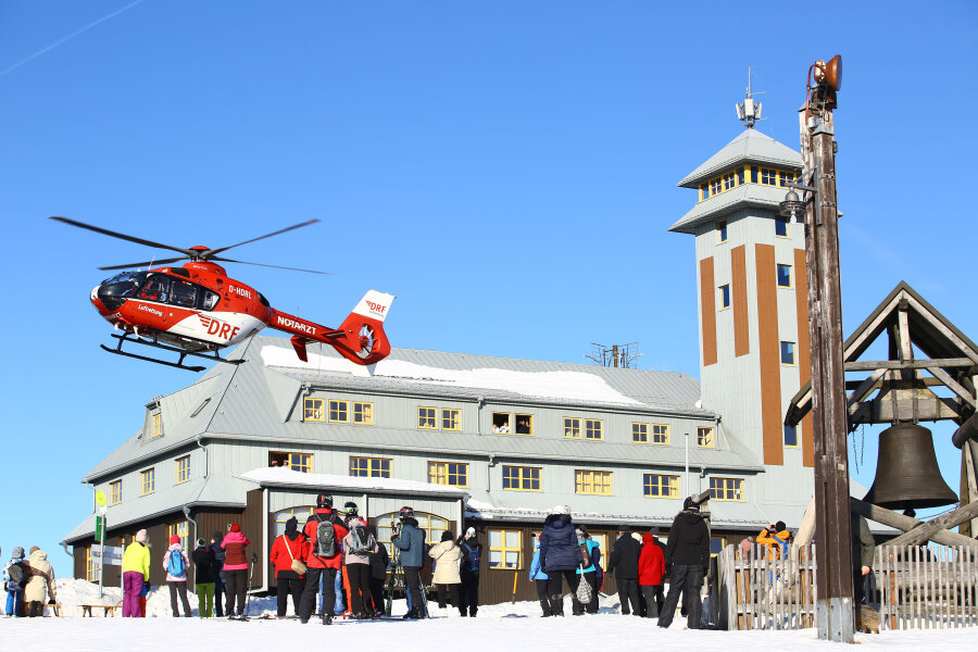 Rettungshubschrauber am Fichtelberg - Wintersportler verletzt - Rettungseinsatz am zweiten Weihnachtsfeiertag auf dem Fichtelberg