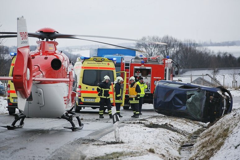 Rettungshubschrauber bei Unfall auf der S34 bei Hainichen im Einsatz - Zum Transport der Verletzen war auch ein Hubschrauber im Einsatz.