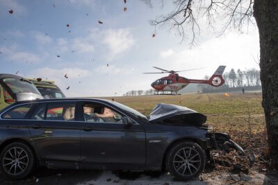 Rettungshubschrauber im Einsatz: BMW prallt frontal gegen Baum - 