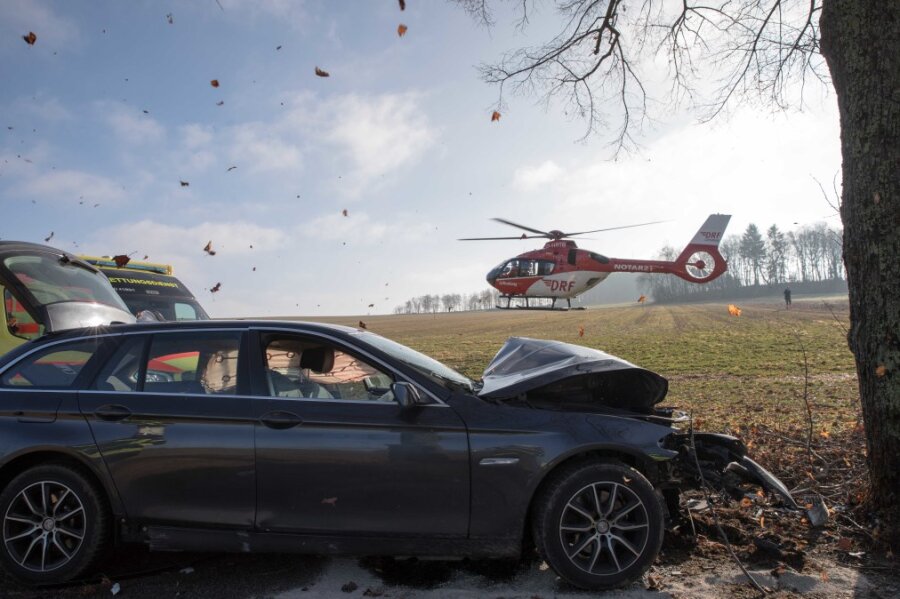 Rettungshubschrauber im Einsatz: BMW prallt frontal gegen Baum - 