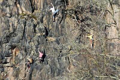 Rettungshubschrauber im Einsatz: Kletterer stürzt in Kriebstein ab - Der Felsen der Kriebethaler Wände gegenüber der Burg Kriebstein ist eine beliebte Kletterroute. 
