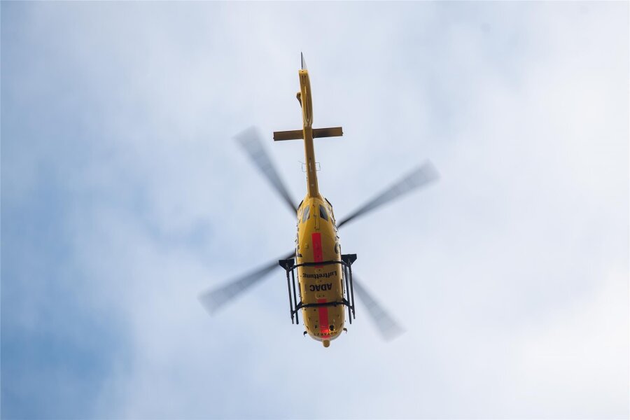 Rettungshubschrauber im Einsatz: Schwerer Unfall auf der B 283 im oberen Vogtland - Ein Rettungshubschrauber flog eine junge Frau nach einem Unfall in ein Krankenhaus.