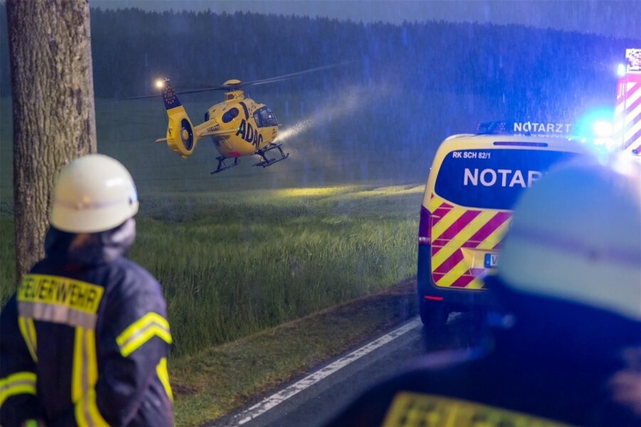 Rettungshubschrauber im Vogtland: Mazda-Fahrer im Autowrack eingeklemmt - An der Unfallstelle war auch ein Rettungshubschrauber im Einsatz.