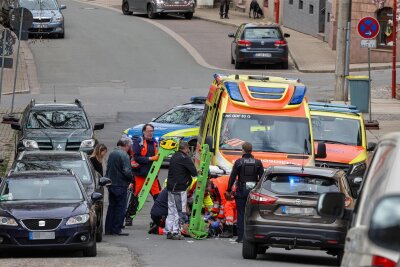 Rettungshubschrauber in Hohenstein-Ernstthal: Schwer verletzter Fahrradfahrer - Nach einem Sturz eines Fahrradfahrers auf der Pölitzstraße in Hohenstein-Ernstthal waren Rettungshubschrauber und Krankenwagen im Einsatz.