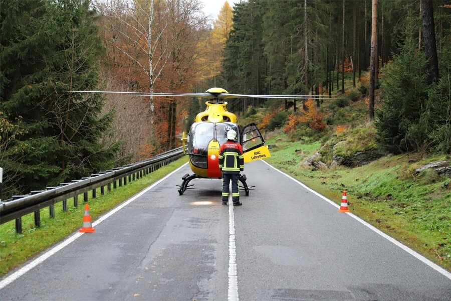 Rettungshubschrauber landet auf B 283: Tragischer Unfall im Erzgebirge - Ein Rettungshubschrauber ist am Dienstag wegen eines schweren Verkehrsunfalls  auf der B 283 gelandet.