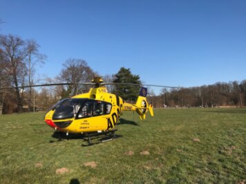 Rettungshubschrauber landet auf Rochlitzer Muldeninsel - Christoph 46, ein Hubschrauber der ADAC Luftrettung, ist am Sonntagnachmittag auf der Muldeninsel gelandet.