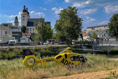 Rettungshubschrauber landet beim Plauener Stadtbad - Der Rettungshubschrauber ist auf der Wiese unmittelbar neben dem Plauener Stadtbad am Elsteranger gelandet. 