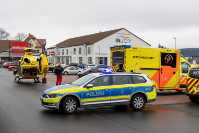 Rettungshubschrauber nach Unfall in Falkenstein im Einsatz - Der Helikopter startete auf einem nahegelegenen Supermarkt-Parkplatz.